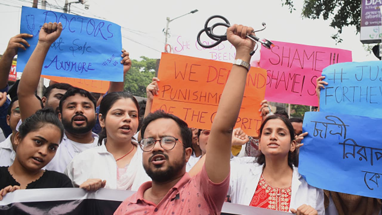 രാത്രിയിൽ പുറത്തിറങ്ങരുതെന്ന് ഉത്തരവ്; മുറിയിൽ അടച്ചിരിക്കാൻ പറയുന്നതിന് പകരം സുരക്ഷ നൽകണമെന്ന് ഡോക്ടർമാർ രാത്രിയിൽ പുറത്തിറങ്ങരുതെന്ന് ഉത്തരവ്; മുറിയിൽ അടച്ചിരിക്കാൻ പറയുന്നതിന് പകരം സുരക്ഷ നൽകണമെന്ന് ഡോക്ടർമാർ