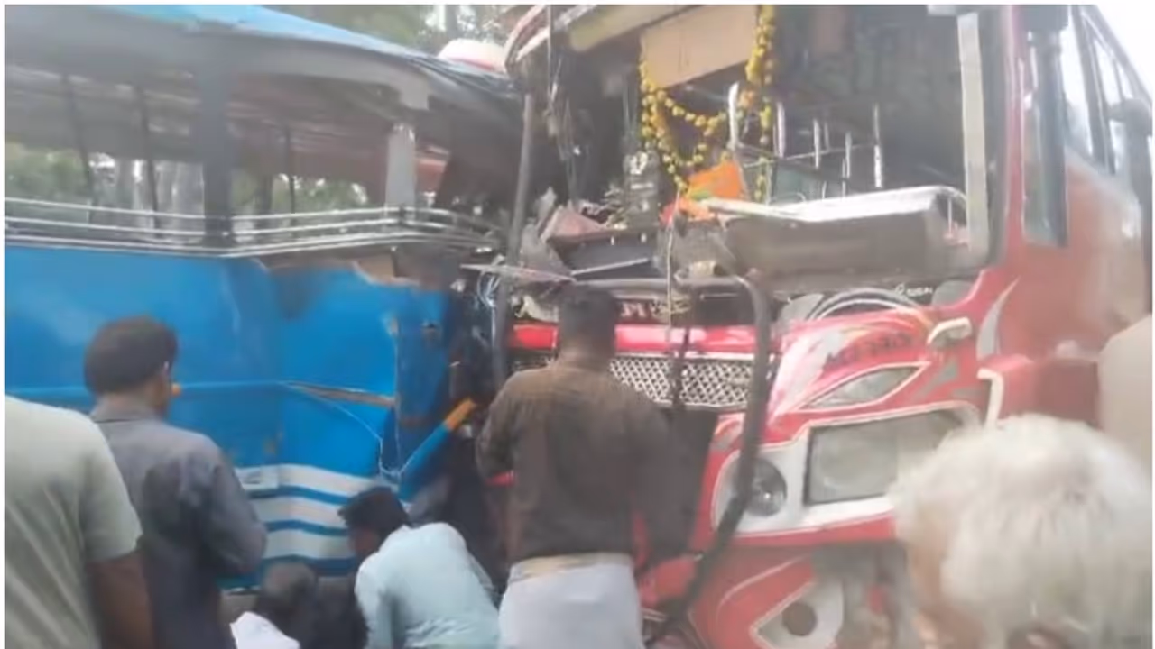 സ്വകാര്യ ബസുകൾ കൂട്ടിയിടിച്ച് അപകടം; യാത്രക്കാരെ പുറത്തെടുത്തത് ബസ് പൊളിച്ച്, 20 പേർക്ക് പരിക്കേറ്റു