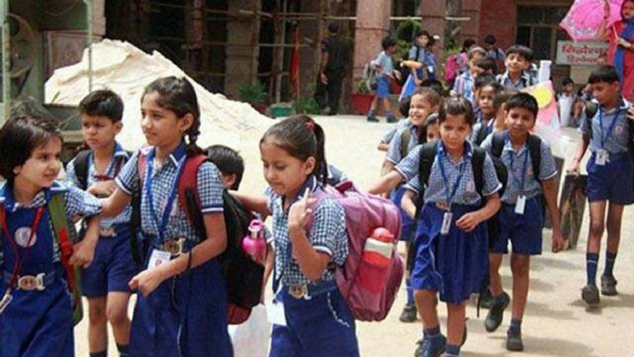 ಕರಾಳ ದಿನ ಆಚರಿಸಬೇಕಾಗಿದ್ದು ಖಾಸಗಿ ಶಾಲೆಗಳಲ್ಲ: ಆ ಶಾಲೆಗಳ ಮಕ್ಕಳ ಪೋಷಕರು!