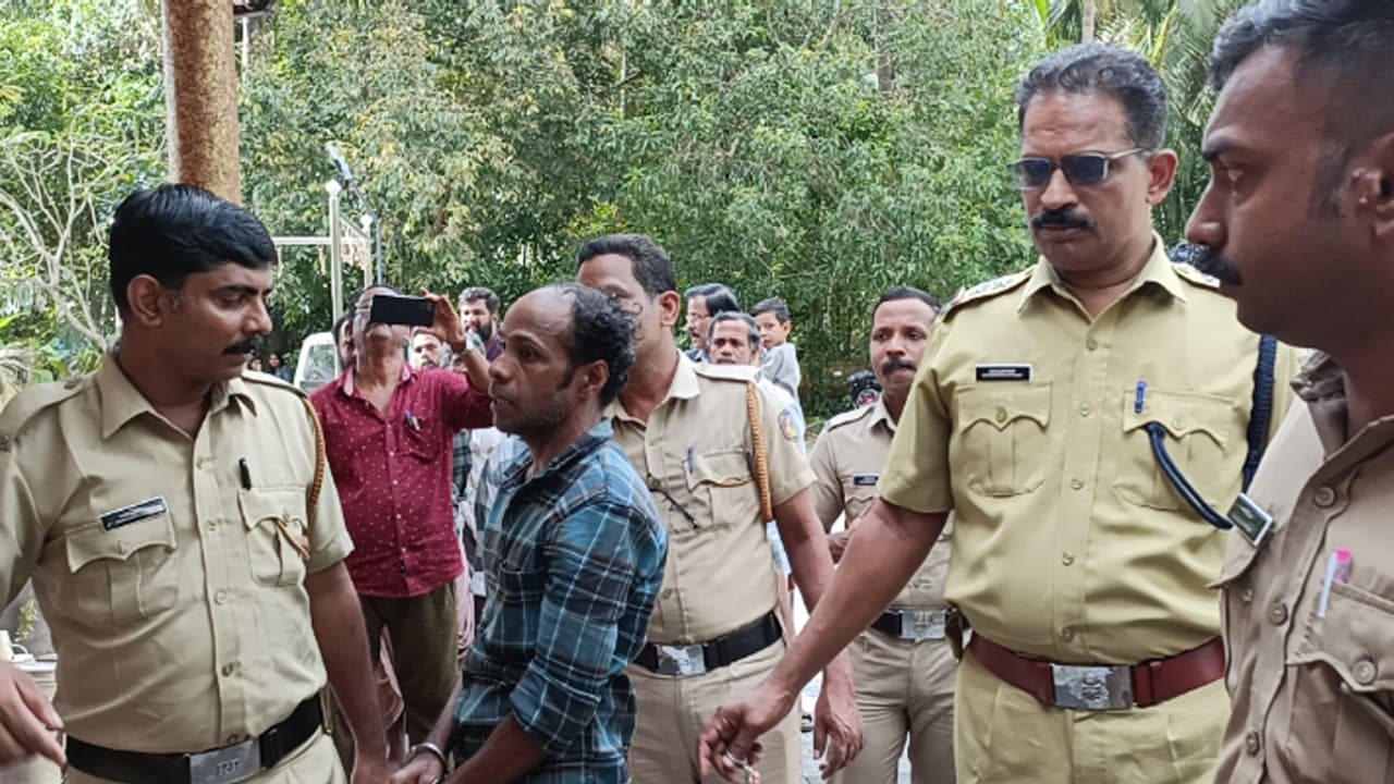 ക്ഷേത്ര ഭണ്ഡാരങ്ങള് കുത്തിത്തുറന്ന് മോഷണം; പ്രതി അറസ്റ്റില് ക്ഷേത്ര ഭണ്ഡാരങ്ങള് കുത്തിത്തുറന്ന് മോഷണം; പ്രതി അറസ്റ്റില്