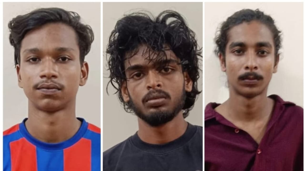 പൊലീസ് ജീപ്പ് കണ്ട് ബൈക്ക് ഉപേക്ഷിച്ച് ഓടി, പരിശോധിച്ചപ്പോൾ കണ്ടത് ആയുധങ്ങളും കഞ്ചാവും; യുവാക്കൾ അറസ്റ്റിൽ പൊലീസ് ജീപ്പ് കണ്ട് ബൈക്ക് ഉപേക്ഷിച്ച് ഓടി, പരിശോധിച്ചപ്പോൾ കണ്ടത് ആയുധങ്ങളും കഞ്ചാവും; യുവാക്കൾ അറസ്റ്റിൽ