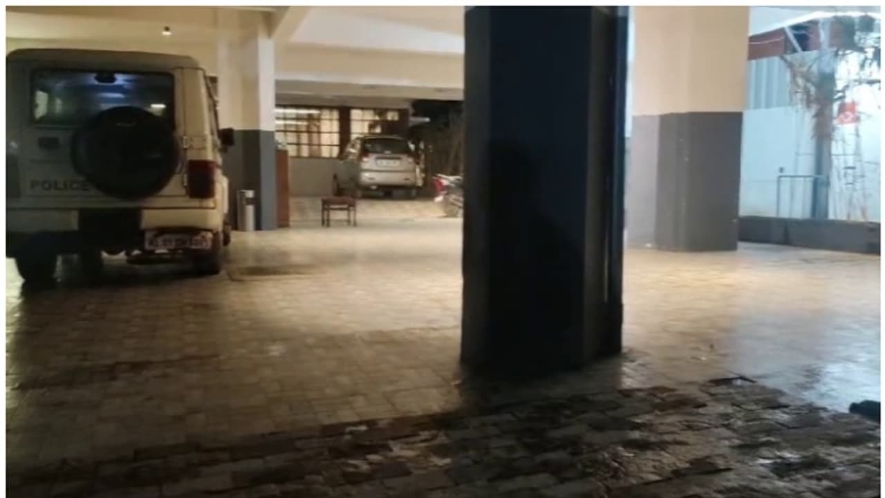 തിരുവനന്തപുരത്ത് ബാറിന് മുന്നിൽ കത്തിക്കുത്ത്, ഒരാൾക്ക് പരിക്കേറ്റു തിരുവനന്തപുരത്ത് ബാറിന് മുന്നിൽ കത്തിക്കുത്ത്, ഒരാൾക്ക് പരിക്കേറ്റു