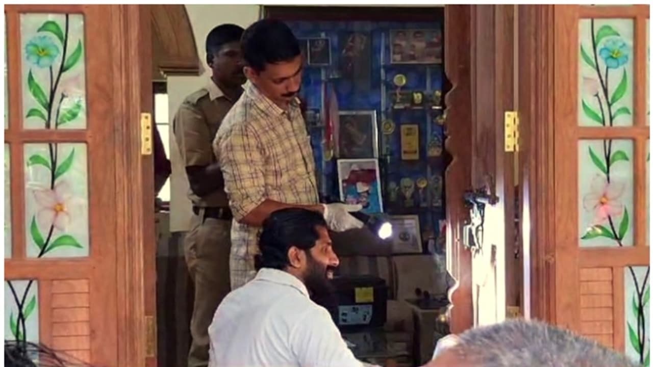 ദീർഘയാത്ര കഴിഞ്ഞ് തിരിച്ചെത്തിയപ്പോൾ വീടിന്റെ മുൻവാതിൽ തകർത്ത നിലയിൽ; സ്വർണവും പണവും നഷ്ടമായി ദീർഘയാത്ര കഴിഞ്ഞ് തിരിച്ചെത്തിയപ്പോൾ വീടിന്റെ മുൻവാതിൽ തകർത്ത നിലയിൽ; സ്വർണവും പണവും നഷ്ടമായി