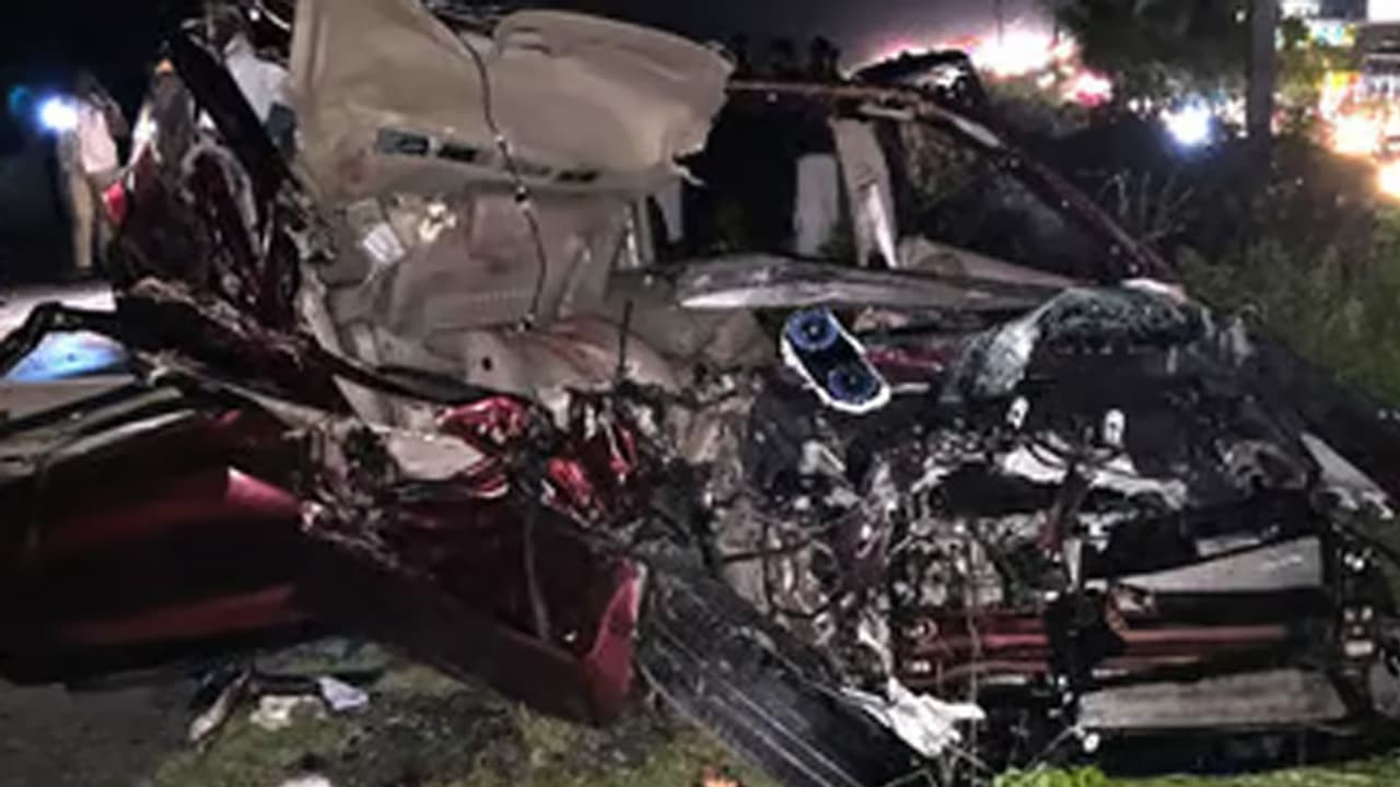 சினிமா காட்சிகளை மிஞ்சிய விபத்து சம்பவம்; அடுத்தடுத்து 12 வாகனங்கள் மோதியதில் 5 பேர் பலி