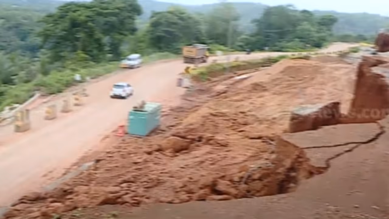 കുന്നിടിച്ച് റോഡ് വീതി കൂട്ടുന്നതിനിടെ സര്‍വീസ് റോഡ് ഇടിഞ്ഞുതാണു; കാസർകോട് ദേശീയപാതയോരത്ത് മണ്ണിടിച്ചിൽ