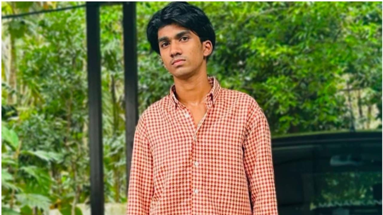 ബസ് കാത്തുനിൽക്കുന്നതിനിടെ വിദ്യാർത്ഥി റോഡിൽ തളർന്നു വീണു; ചികിത്സയിലിരിക്കെ മരിച്ചു, സംഭവം കറുകപുത്തൂരിൽ