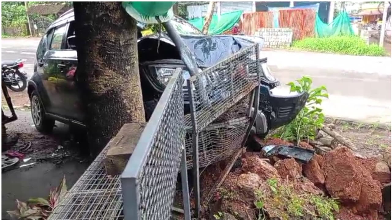 ഡ്രൈവിങ്ങിനിടെ ഉറങ്ങിപ്പോയി; നിയന്ത്രണം വിട്ട കാർ കടയിലേക്ക് ഇടിച്ച് കയറി 2 പേർക്ക് പരിക്ക് ഡ്രൈവിങ്ങിനിടെ ഉറങ്ങിപ്പോയി; നിയന്ത്രണം വിട്ട കാർ കടയിലേക്ക് ഇടിച്ച് കയറി 2 പേർക്ക് പരിക്ക്