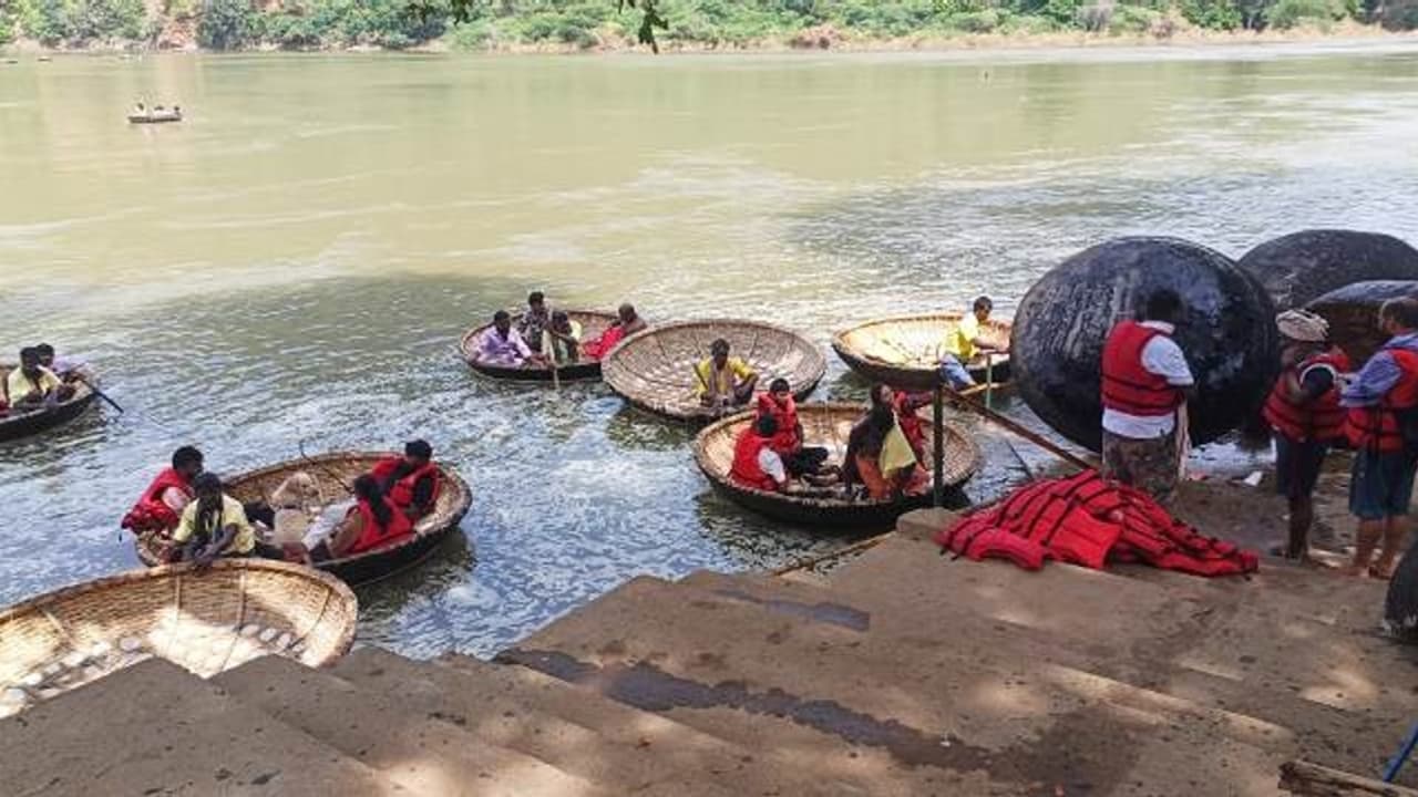 ಜಲಪಾತ ವೀಕ್ಷಣೆಗೆ ತಮಿಳುನಾಡು, ಕರ್ನಾಟಕ ನಿಷೇಧ ತೆರವು, ಹೊಗೇನಕಲ್ಗೆ ಪ್ರವಾಸಿಗರ ದಂಡು! ಜಲಪಾತ ವೀಕ್ಷಣೆಗೆ ತಮಿಳುನಾಡು, ಕರ್ನಾಟಕ ನಿಷೇಧ ತೆರವು, ಹೊಗೇನಕಲ್ಗೆ ಪ್ರವಾಸಿಗರ ದಂಡು!