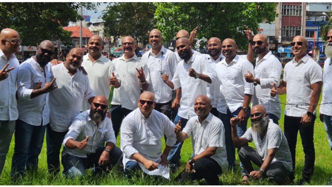 'മൊട്ട' ആഗോളതലത്തിൽ ഹിറ്റാക്കാൻ തേക്കിന്കാട് മൈതാനിയിൽ തല മൊട്ടയടിച്ചവരുടെ സംഗമം, അടുത്തത് മറൈൻ ഡ്രൈവിൽ 'മൊട്ട' ആഗോളതലത്തിൽ ഹിറ്റാക്കാൻ തേക്കിന്കാട് മൈതാനിയിൽ തല മൊട്ടയടിച്ചവരുടെ സംഗമം, അടുത്തത് മറൈൻ ഡ്രൈവിൽ