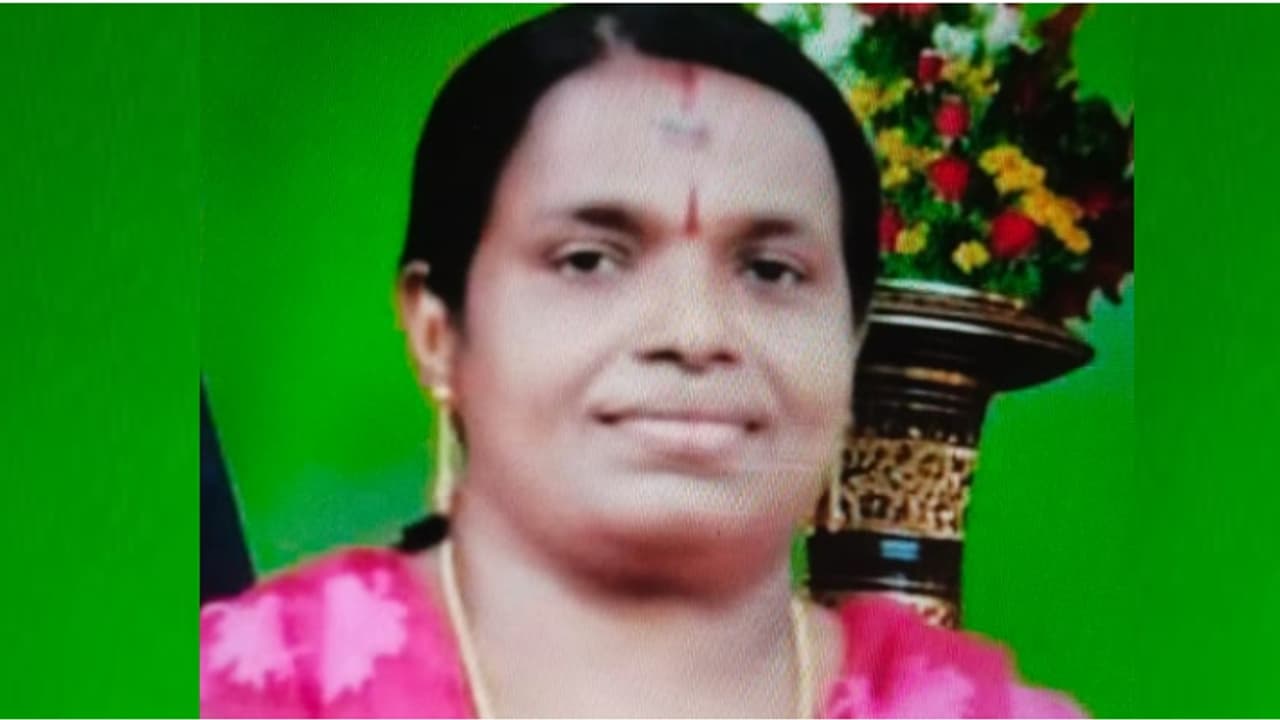 ക്ഷേത്ര ദർശനം കഴിഞ്ഞു മടങ്ങുമ്പോൾ വാഹനമിടിച്ച് വീട്ടമ്മ മരിച്ചു ക്ഷേത്ര ദർശനം കഴിഞ്ഞു മടങ്ങുമ്പോൾ വാഹനമിടിച്ച് വീട്ടമ്മ മരിച്ചു