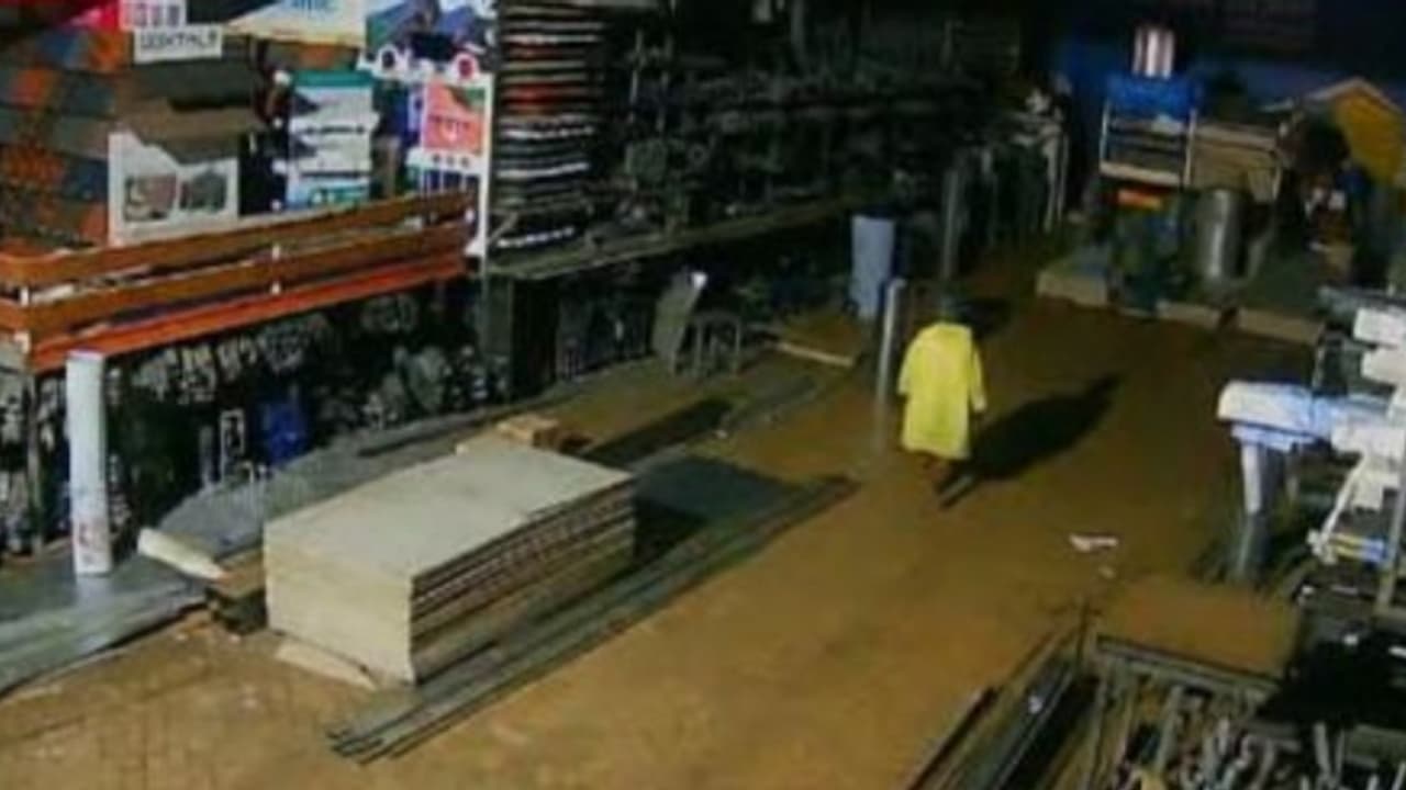 മുഖമടക്കം മൂടി റെയിൻ കോട്ട്, കയ്യിൽ ഒരു കോടാലി, എത്തിയത് മുക്കത്തെ സ്റ്റീൽ കമ്പനിയിൽ, വാഹനം കണ്ടതും ഓടി