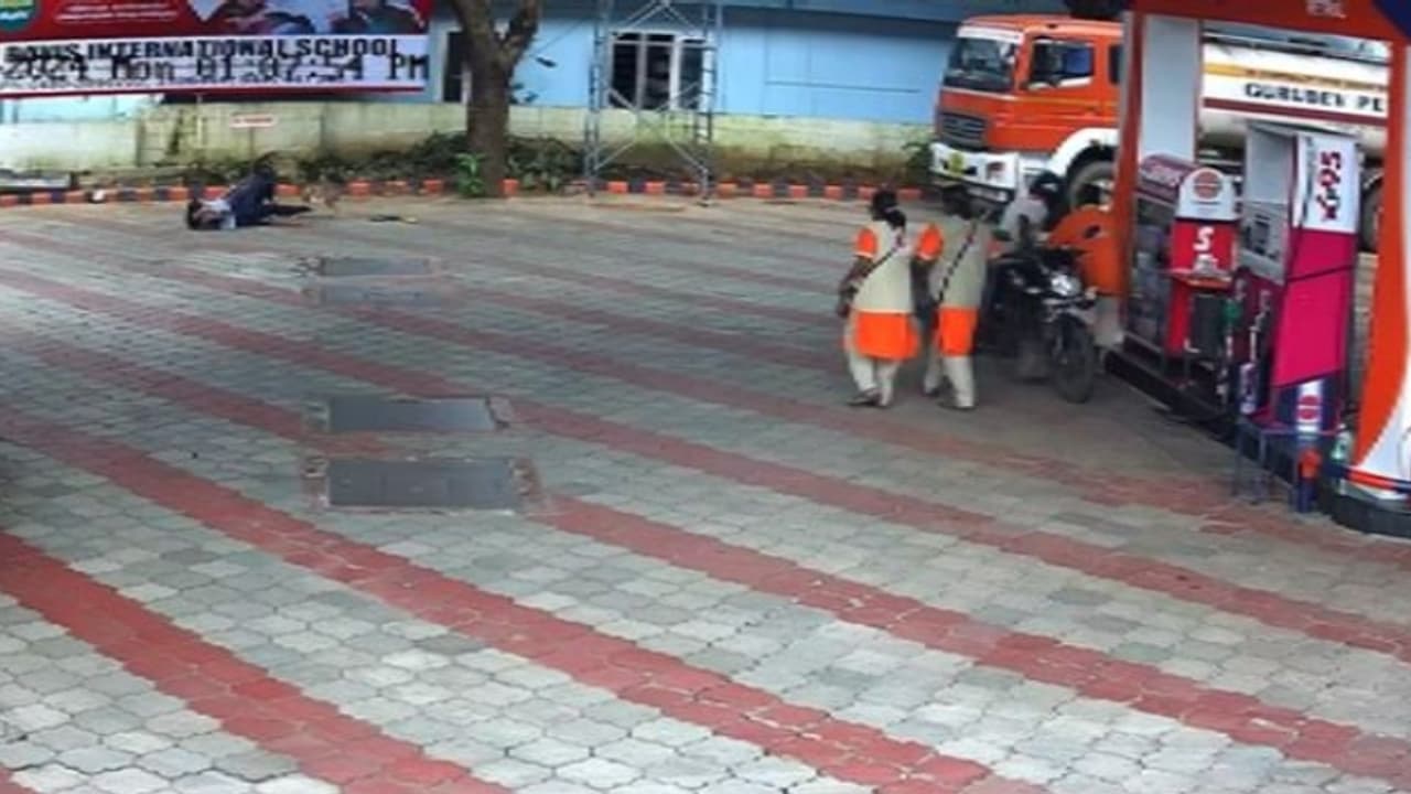 തിരിഞ്ഞ് ഓടാൻ ശ്രമിക്കുന്നതിനിടെ നിലത്ത് വീണു, മാളയിൽ വനിതാ ഡോക്ടറെ വളഞ്ഞിട്ട് ആക്രമിച്ച് തെരുവുനായകൾ 