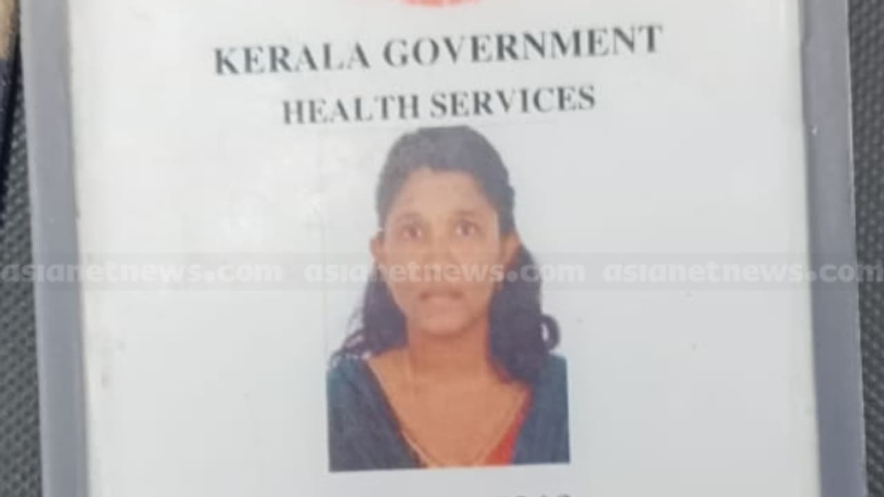 എറണാകുളത്ത് ഇരുചക്ര വാഹനത്തിൽ ലോറിയിടിച്ച് ആരോഗ്യ വകുപ്പ് ജീവനക്കാരിക്ക് ദാരുണാന്ത്യം എറണാകുളത്ത് ഇരുചക്ര വാഹനത്തിൽ ലോറിയിടിച്ച് ആരോഗ്യ വകുപ്പ് ജീവനക്കാരിക്ക് ദാരുണാന്ത്യം