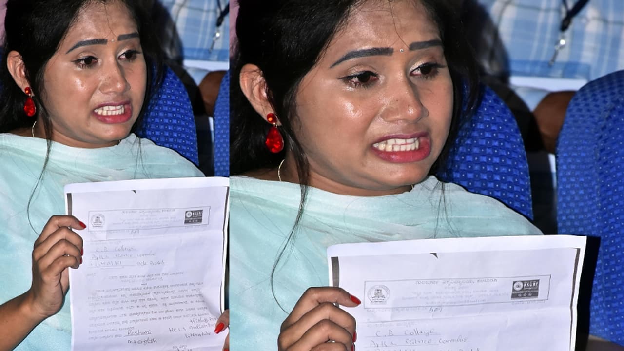 Kalaburagi: ಚಿನ್ನದ ಪದಕ ಪಡೆಯಲು ಬಂದವಳ ಕೈ ಸೇರಿತ್ತು ವಿಷಾದ ಪತ್ರ: ಕಣ್ಣೀರಿಟ್ಟ ವಿದ್ಯಾರ್ಥಿನಿ ರೋಶನಿ! Kalaburagi: ಚಿನ್ನದ ಪದಕ ಪಡೆಯಲು ಬಂದವಳ ಕೈ ಸೇರಿತ್ತು ವಿಷಾದ ಪತ್ರ: ಕಣ್ಣೀರಿಟ್ಟ ವಿದ್ಯಾರ್ಥಿನಿ ರೋಶನಿ!