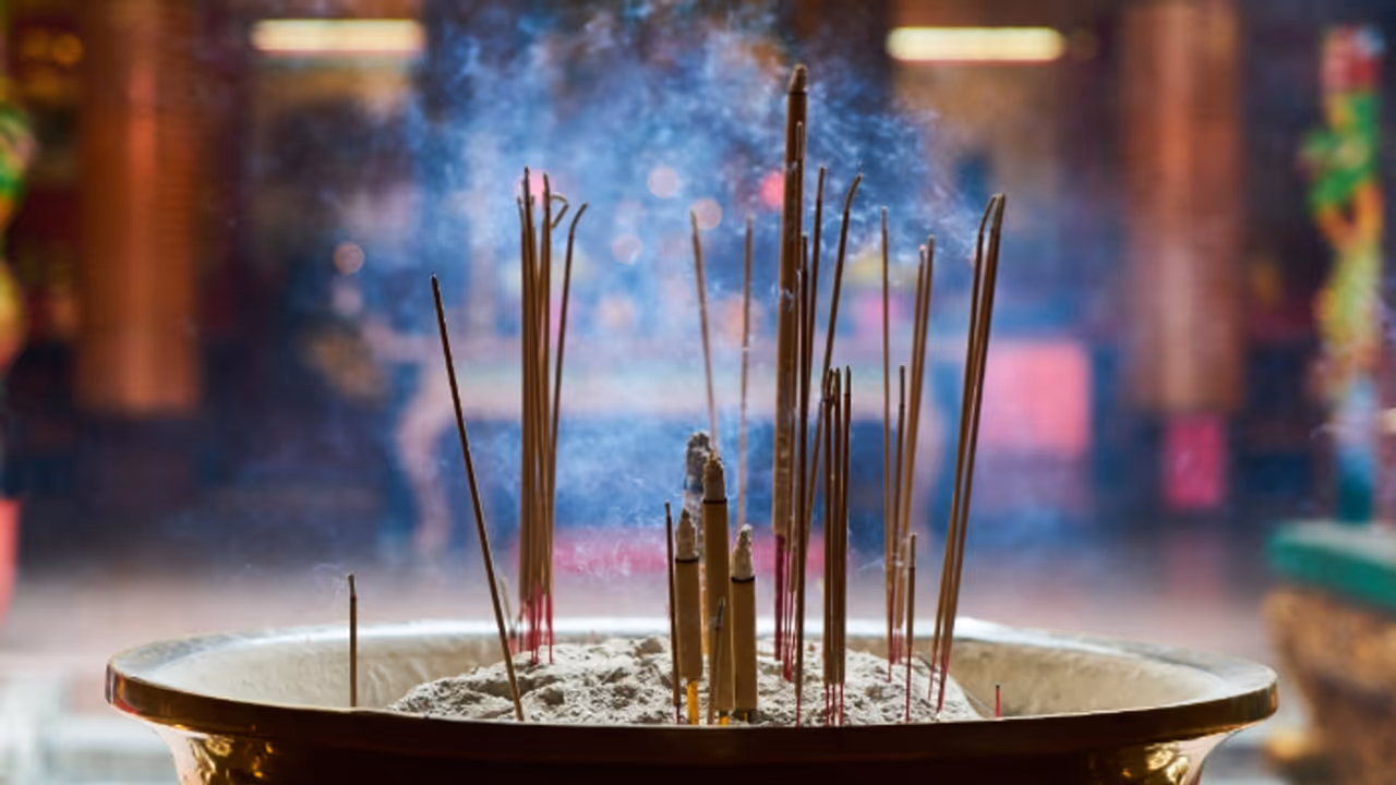 ದೇವರಿಗೆ ಅಗರಬತ್ತಿ ಉರಿಸುವಾಗ ಇದು ಗೊತ್ತಿರಲಿ! ಯಾವ ದೇವರಿಗೆ ಯಾವ ಪರಿಮಳದ ಅಗರಬತ್ತಿ? ದೇವರಿಗೆ ಅಗರಬತ್ತಿ ಉರಿಸುವಾಗ ಇದು ಗೊತ್ತಿರಲಿ! ಯಾವ ದೇವರಿಗೆ ಯಾವ ಪರಿಮಳದ ಅಗರಬತ್ತಿ?