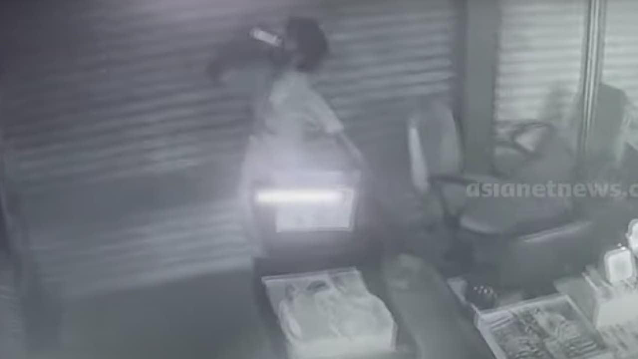 നാട്ടുകാരുടെ ഉറക്കം കെടുത്തിയത് കുറച്ചൊന്നുമല്ല; 12 ഓളം കവർച്ചകൾ നടത്തിയ മധുര സ്വദേശിയെ കുടുക്കിയത് സിസിടിവി നാട്ടുകാരുടെ ഉറക്കം കെടുത്തിയത് കുറച്ചൊന്നുമല്ല; 12 ഓളം കവർച്ചകൾ നടത്തിയ മധുര സ്വദേശിയെ കുടുക്കിയത് സിസിടിവി