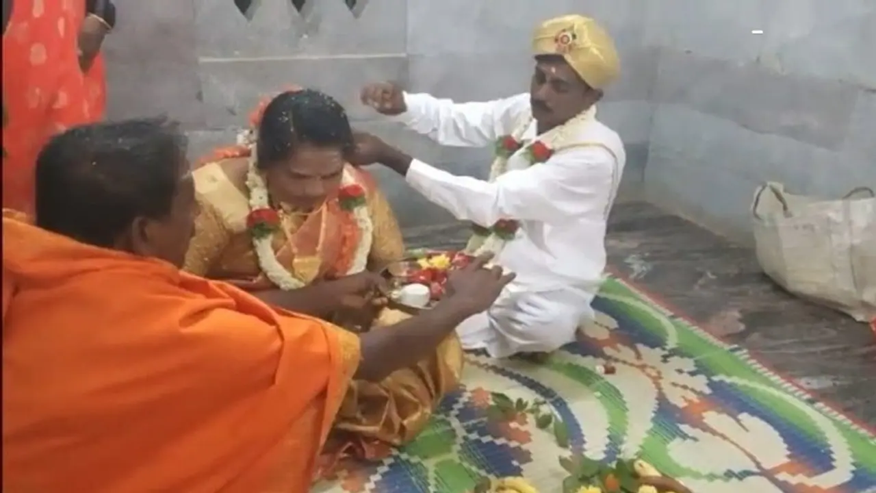 3 ವರ್ಷದಲ್ಲಿ 4 ಮದುವೆ: ಇಬ್ಬರು ಮಕ್ಕಳಿರುವ ಈಕೆಗೆ ಅವಿವಾಹಿತ ಯುವಕರೇ ಟಾರ್ಗೆಟ್..! 3 ವರ್ಷದಲ್ಲಿ 4 ಮದುವೆ: ಇಬ್ಬರು ಮಕ್ಕಳಿರುವ ಈಕೆಗೆ ಅವಿವಾಹಿತ ಯುವಕರೇ ಟಾರ್ಗೆಟ್..!