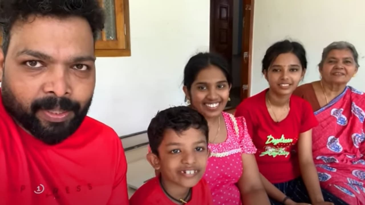 വിലയേറിയ പ്ലേ ബട്ടൻ, കേരളത്തിൽ ഇതാദ്യം, സ്വപ്നനേട്ടത്തിൽ 'കെഎല് ബ്രോ'; ഒരു വീഡിയോയ്ക്ക് വരുമാനം എത്ര? വിലയേറിയ പ്ലേ ബട്ടൻ, കേരളത്തിൽ ഇതാദ്യം, സ്വപ്നനേട്ടത്തിൽ 'കെഎല് ബ്രോ'; ഒരു വീഡിയോയ്ക്ക് വരുമാനം എത്ര?