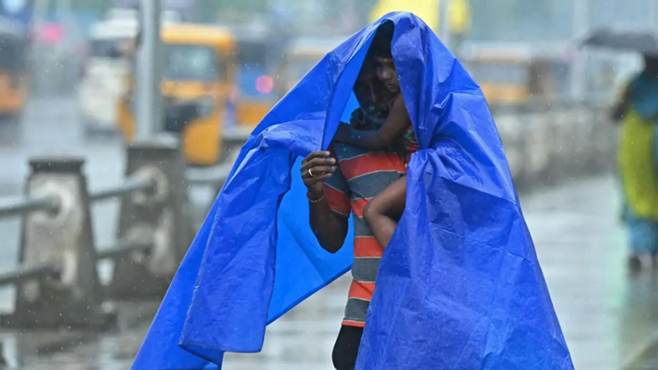 തമിഴ്‌നാട്ടിൽ മഴ കനക്കുന്നു, 16 ജില്ലകളിലും പുതുച്ചേരിയിലും കാരയ്ക്കലിലും ഓറഞ്ച് അലർട്ട്