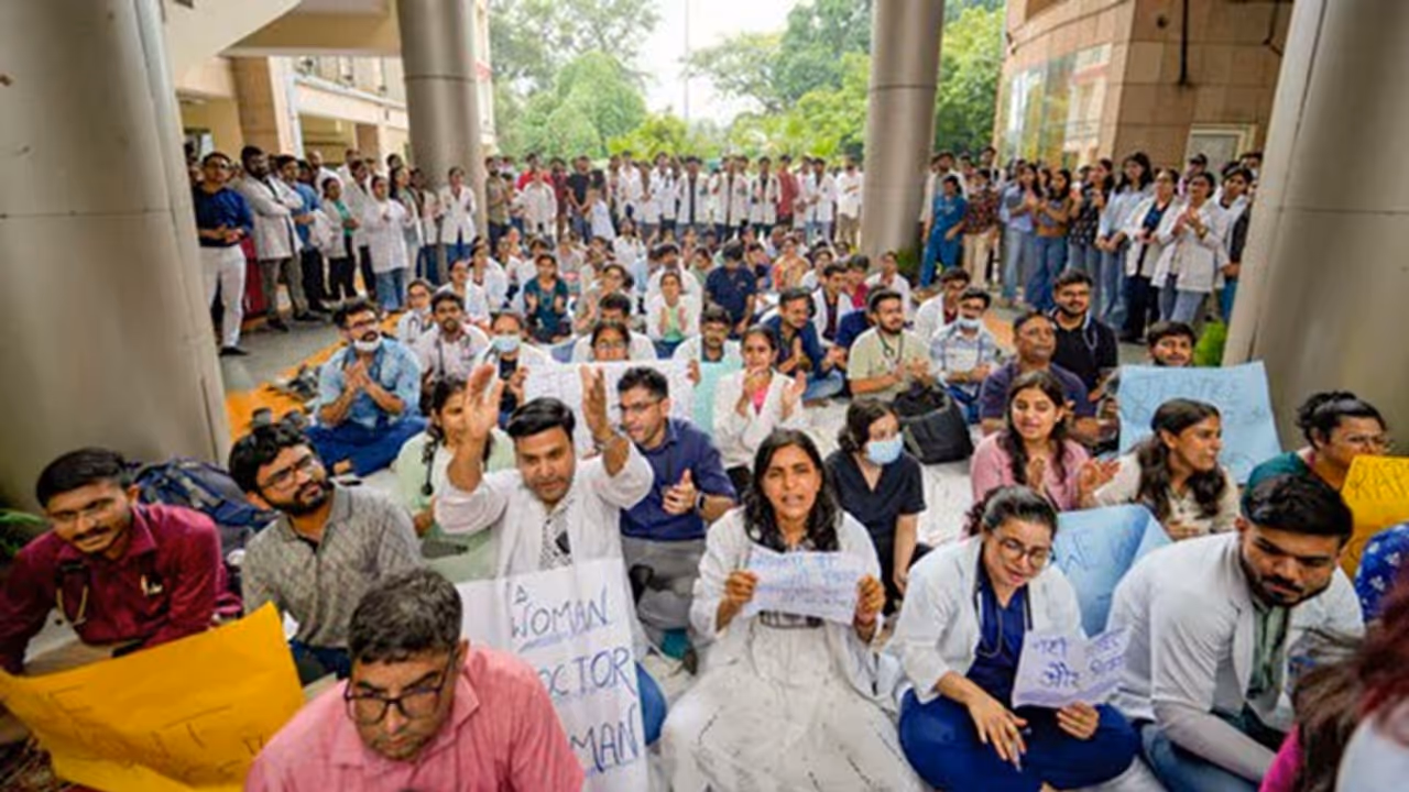 മൃതദേഹത്തില് നിന്ന് ലഭിച്ചത് 150 മില്ലി ഗ്രാം ബീജം; ഡോക്ടർ കൂട്ടബലാത്സംഗത്തിനിരയായെന്നാരോപിച്ച് കുടുംബം മൃതദേഹത്തില് നിന്ന് ലഭിച്ചത് 150 മില്ലി ഗ്രാം ബീജം; ഡോക്ടർ കൂട്ടബലാത്സംഗത്തിനിരയായെന്നാരോപിച്ച് കുടുംബം