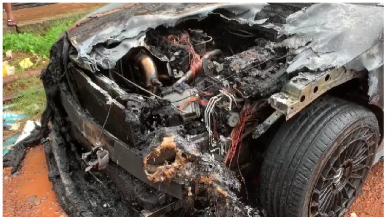 ഓടിക്കൊണ്ടിരുന്ന ബെന്സ് കാറിന്റെ ബോണറ്റിൽ നിന്ന് പുക, പിന്നാലെ കാർ കത്തിനശിച്ചു; യാത്രക്കാര് രക്ഷപ്പെട്ടു ഓടിക്കൊണ്ടിരുന്ന ബെന്സ് കാറിന്റെ ബോണറ്റിൽ നിന്ന് പുക, പിന്നാലെ കാർ കത്തിനശിച്ചു; യാത്രക്കാര് രക്ഷപ്പെട്ടു