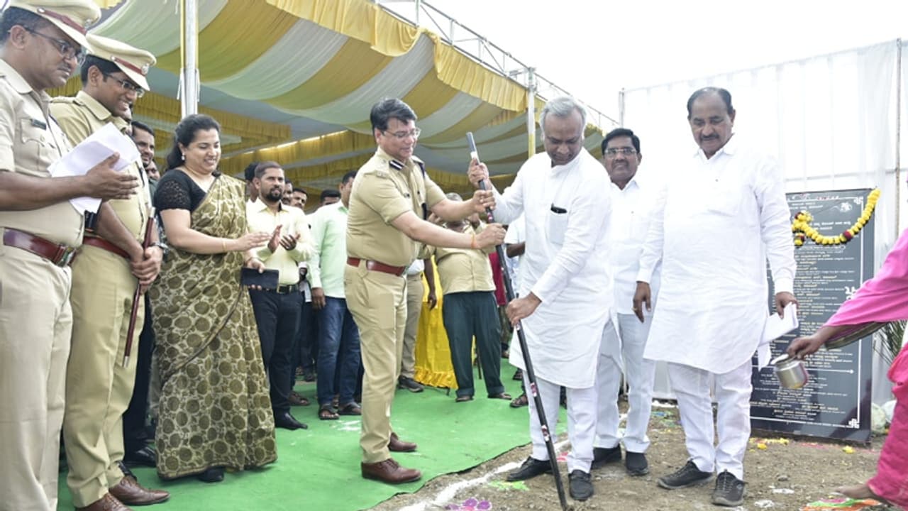ಪೊಲೀಸ್ ವಸತಿ ಗೃಹಗಳ ನಿರ್ಮಾಣಕ್ಕೆ ಶೇ.50ರಷ್ಟು ಅನುದಾನ: ಸಚಿವ ಪ್ರಿಯಾಂಕ್ ಖರ್ಗೆ ಪೊಲೀಸ್ ವಸತಿ ಗೃಹಗಳ ನಿರ್ಮಾಣಕ್ಕೆ ಶೇ.50ರಷ್ಟು ಅನುದಾನ: ಸಚಿವ ಪ್ರಿಯಾಂಕ್ ಖರ್ಗೆ