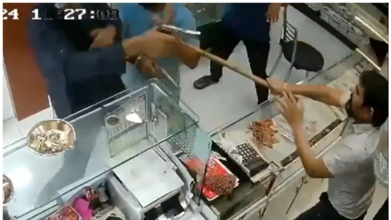 തോക്കുകളുമായെത്തിയ നാലംഗ സംഘത്തെ വടികൊണ്ട് നേരിട്ട് കടയുടമ, ഇറങ്ങിയോടിയവരിൽ ഒരാളെ നാട്ടുകാർ പിടികൂടി തോക്കുകളുമായെത്തിയ നാലംഗ സംഘത്തെ വടികൊണ്ട് നേരിട്ട് കടയുടമ, ഇറങ്ങിയോടിയവരിൽ ഒരാളെ നാട്ടുകാർ പിടികൂടി