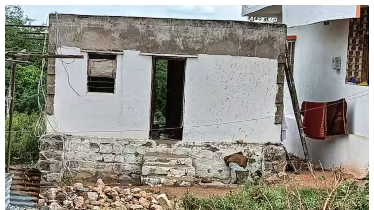 ಆಶ್ರಯ ಮನೆಯಲ್ಲಿ ಅಂಗನವಾಡಿ, ನಿತ್ಯ ಭಯದ ವಾತಾವರಣದಲ್ಲಿ ಕಾಲ ಕಳೆಯುವ ಮಕ್ಕಳು!