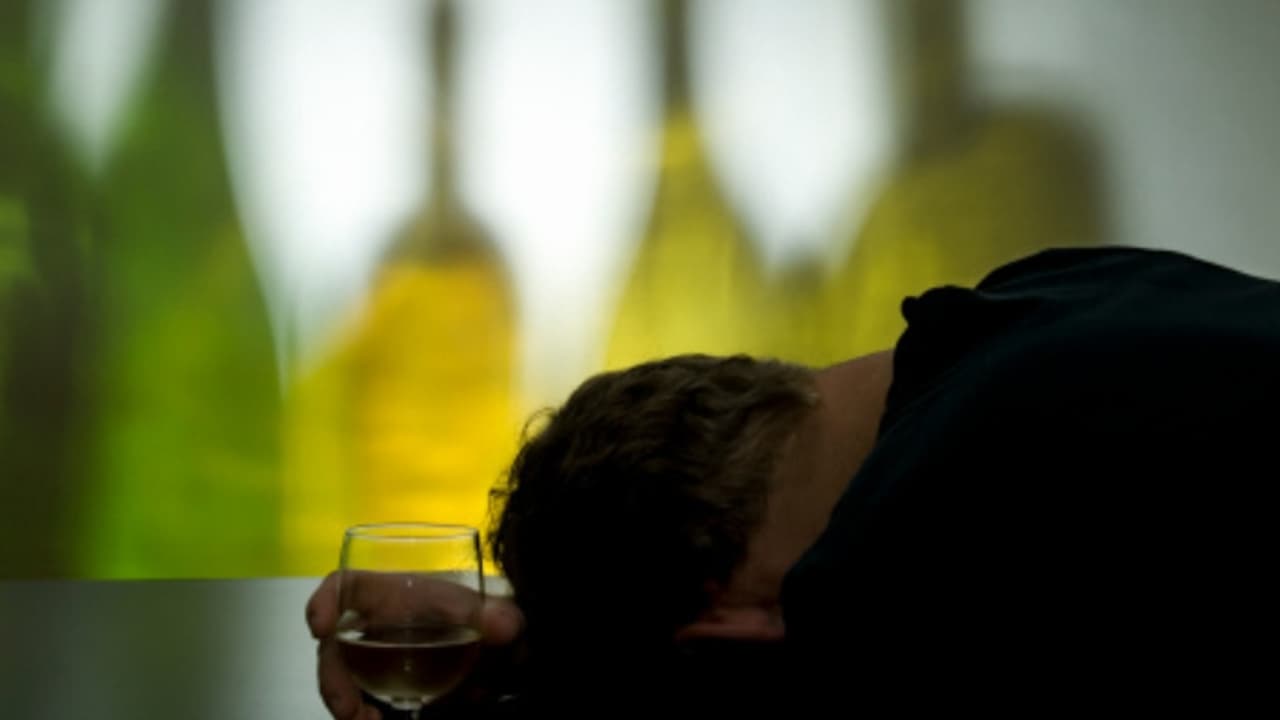 പണം നൽകിയപ്പോൾ കണ്ടത് പോക്കറ്റിലെ സ്വർണം, കുടിപ്പിച്ച് ഫിറ്റാക്കി അടിച്ചുമാറ്റി, കൊല്ലത്ത് യുവാവ് അറസ്റ്റിൽ പണം നൽകിയപ്പോൾ കണ്ടത് പോക്കറ്റിലെ സ്വർണം, കുടിപ്പിച്ച് ഫിറ്റാക്കി അടിച്ചുമാറ്റി, കൊല്ലത്ത് യുവാവ് അറസ്റ്റിൽ