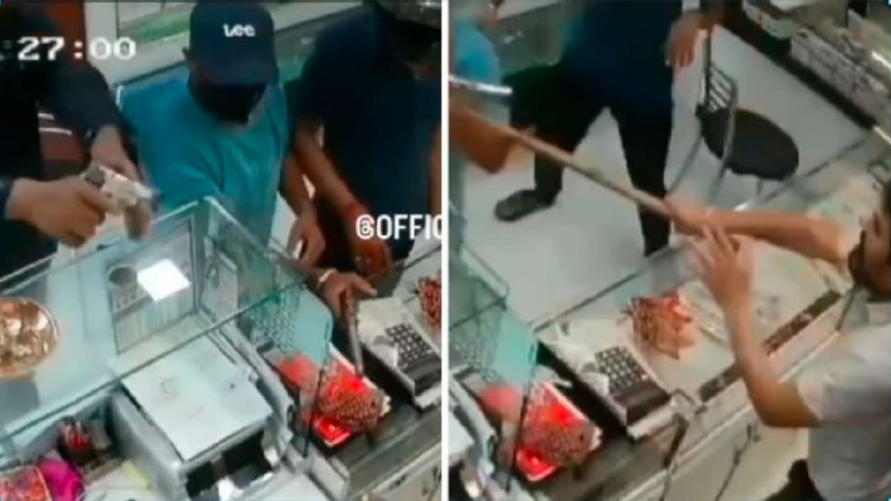 ಗನ್ ಹಿಡಿದು ಬಂದವರನ್ನು ದೊಣ್ಣೆ ಹಿಡಿದು ಓಡಿಸಿದ ಜ್ಯುವೆಲ್ಲರಿ ಶಾಪ್ ಮಾಲೀಕ : ವೀಡಿಯೋ ವೈರಲ್ ಗನ್ ಹಿಡಿದು ಬಂದವರನ್ನು ದೊಣ್ಣೆ ಹಿಡಿದು ಓಡಿಸಿದ ಜ್ಯುವೆಲ್ಲರಿ ಶಾಪ್ ಮಾಲೀಕ : ವೀಡಿಯೋ ವೈರಲ್