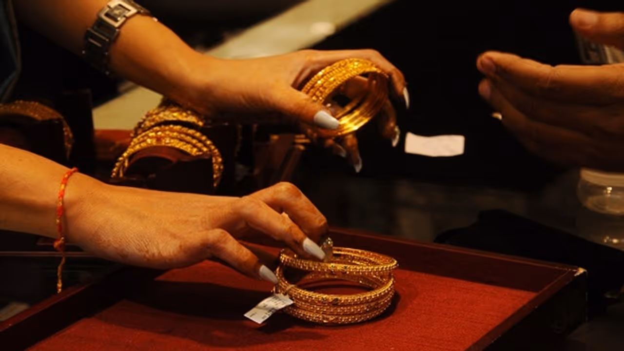 ಒಂದು ತಿಂಗಳ ಕನಿಷ್ಠ ಮಟ್ಟಕ್ಕೆ ಕುಸಿದ ಚಿನ್ನದ ಬೆಲೆ, ಮತ್ತಷ್ಟು ಕುಸಿಯುತ್ತಾ?