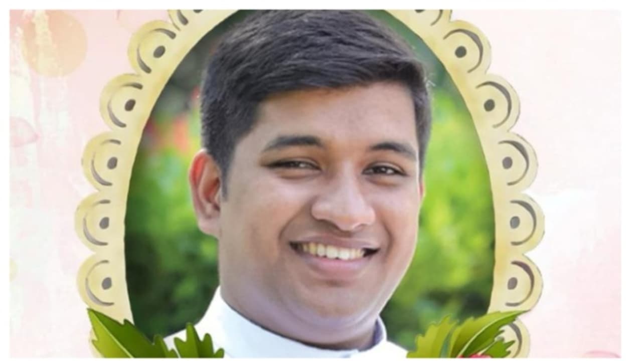 ദേശീയ പതാക താഴ്ത്തുന്നതിനിടെ കൊടിമരം ചെരിഞ്ഞ് വൈദ്യുതി ലൈനിൽ തട്ടി; ഷോക്കേറ്റ് വൈദികൻ മരിച്ചു ദേശീയ പതാക താഴ്ത്തുന്നതിനിടെ കൊടിമരം ചെരിഞ്ഞ് വൈദ്യുതി ലൈനിൽ തട്ടി; ഷോക്കേറ്റ് വൈദികൻ മരിച്ചു