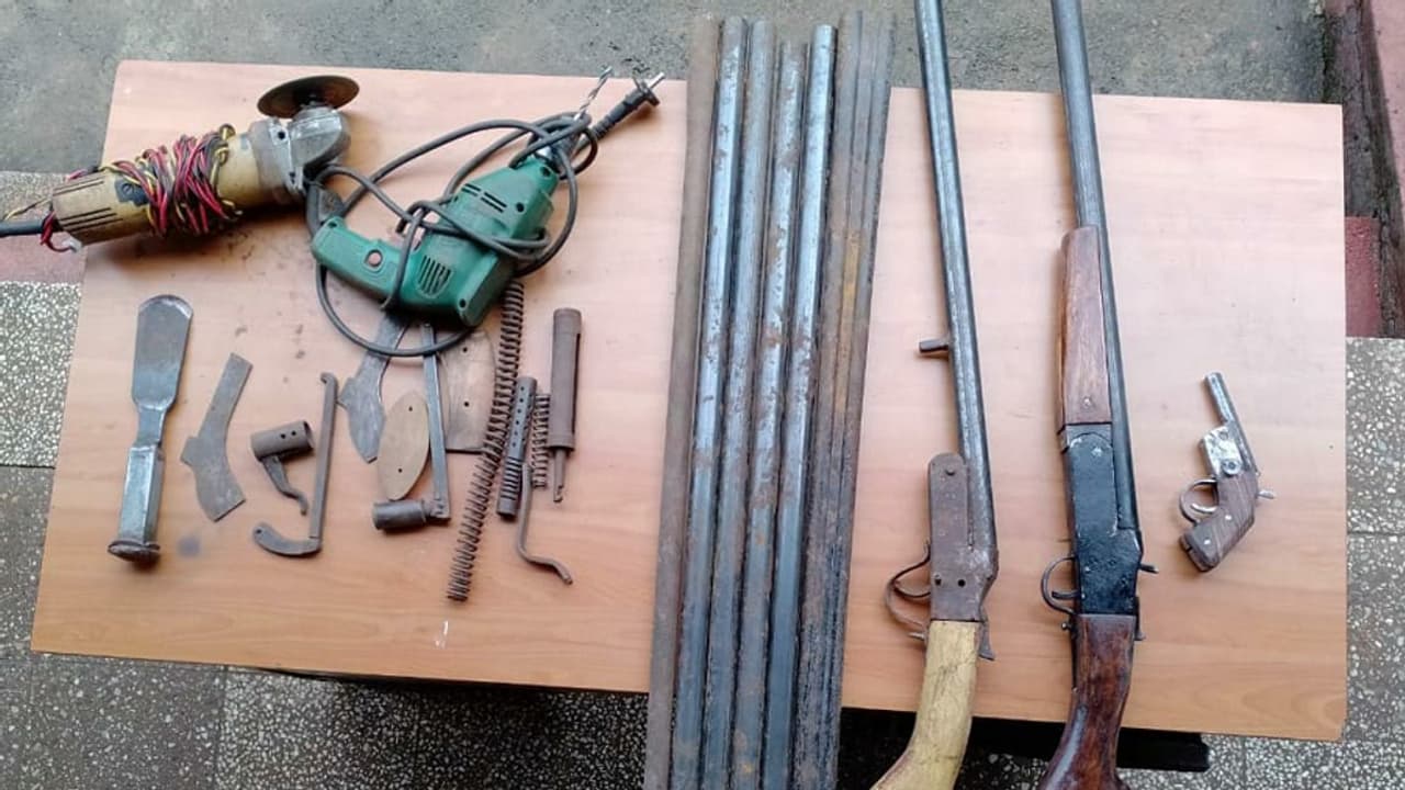 ಕೊಡಗಿನಲ್ಲಿ ಅಕ್ರಮ ನಾಡ ಬಂದೂಕು ತಯಾರಿಸಿ ಮಾರಾಟ: ಮೂವರ ಬಂಧನ ಕೊಡಗಿನಲ್ಲಿ ಅಕ್ರಮ ನಾಡ ಬಂದೂಕು ತಯಾರಿಸಿ ಮಾರಾಟ: ಮೂವರ ಬಂಧನ