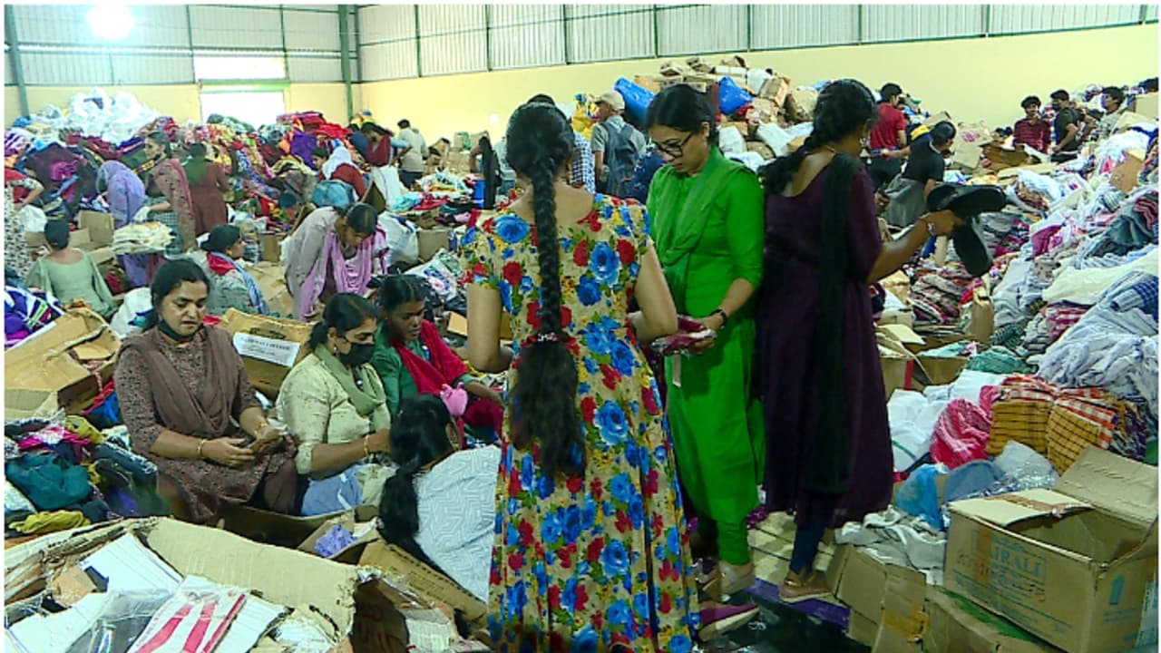 മനഃസാക്ഷിയില്ലാതെയും ചിലർ; ഉപയോഗിച്ച അടിവസ്ത്രം വരെയും ക്യാംപുകളിലെത്തി, നീക്കിയത് 85 ടണ് അജൈവ മാലിന്യം മനഃസാക്ഷിയില്ലാതെയും ചിലർ; ഉപയോഗിച്ച അടിവസ്ത്രം വരെയും ക്യാംപുകളിലെത്തി, നീക്കിയത് 85 ടണ് അജൈവ മാലിന്യം