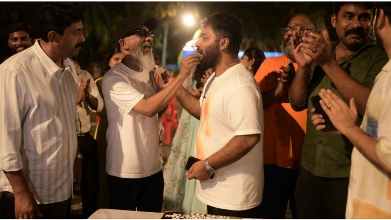 നൃത്തസംവിധാന രംഗത്ത് 20 വര്ഷങ്ങള് പിന്നിട്ട് ഷോബി മാസ്റ്റര്; ഉടുമ്പന്ചോല വിഷന് സെറ്റില് ആഘോഷം നൃത്തസംവിധാന രംഗത്ത് 20 വര്ഷങ്ങള് പിന്നിട്ട് ഷോബി മാസ്റ്റര്; ഉടുമ്പന്ചോല വിഷന് സെറ്റില് ആഘോഷം