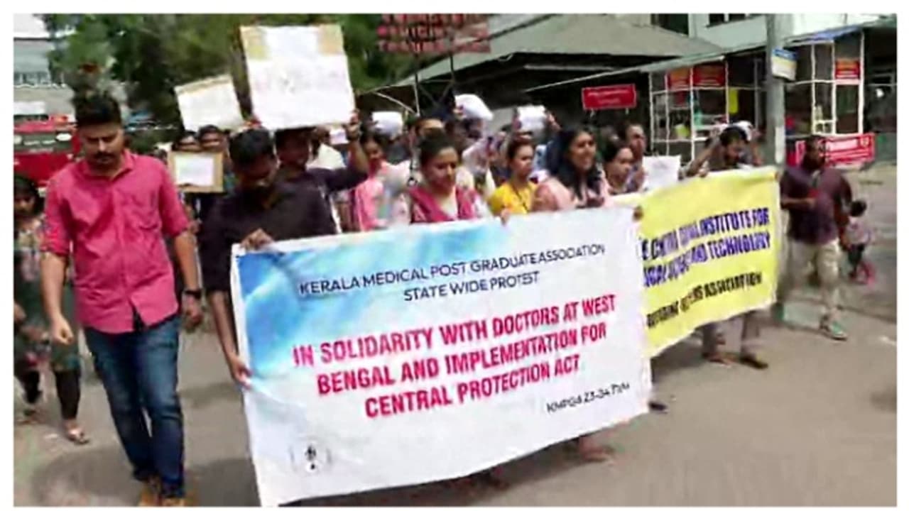 യുവഡോക്ടറുടെ കൊലപാതകം; തിരുവനന്തപുരം മെഡിക്കൽ കോളേജിൽ ഒപി ഡ്യൂട്ടി ബഹിഷ്കരിച്ച് പ്രതിഷേധവുമായി ഡോക്ടർമാർ യുവഡോക്ടറുടെ കൊലപാതകം; തിരുവനന്തപുരം മെഡിക്കൽ കോളേജിൽ ഒപി ഡ്യൂട്ടി ബഹിഷ്കരിച്ച് പ്രതിഷേധവുമായി ഡോക്ടർമാർ