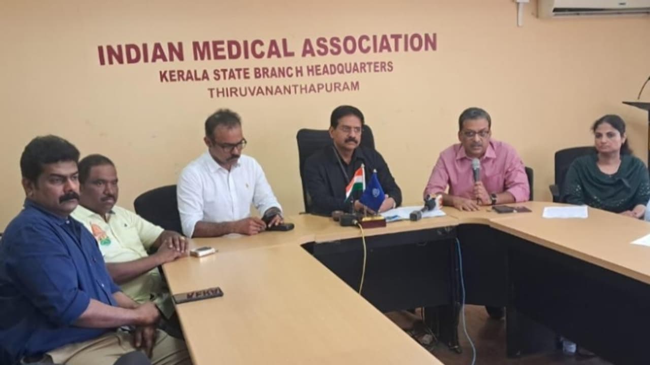 സംസ്ഥാനത്തെ ഡോക്ടർമാർ നാളെ രാവിലെ മുതൽ 24 മണിക്കൂർ പണിമുടക്കും; മെഡിക്കൽ കോളേജ് ഒ.പികളും പ്രവർത്തിക്കില്ല