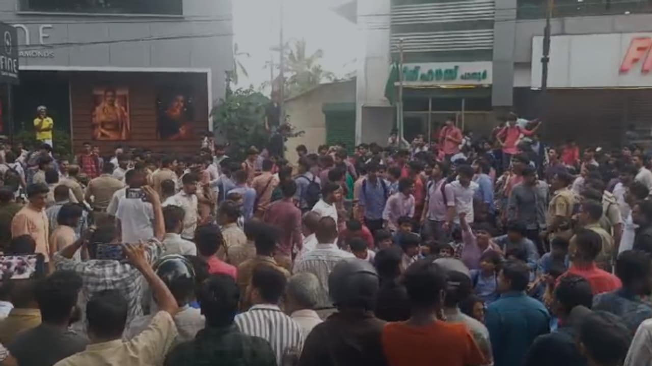 സ്കൂൾ പാർലമെൻ്റ് തെരഞ്ഞെടുപ്പിന് പിന്നാലെ കണ്ണൂരിൽ എസ്എഫ്ഐ എംഎസ്എഫ് സംഘർഷം: ആറ് പേർക്ക് പരിക്ക് സ്കൂൾ പാർലമെൻ്റ് തെരഞ്ഞെടുപ്പിന് പിന്നാലെ കണ്ണൂരിൽ എസ്എഫ്ഐ എംഎസ്എഫ് സംഘർഷം: ആറ് പേർക്ക് പരിക്ക്