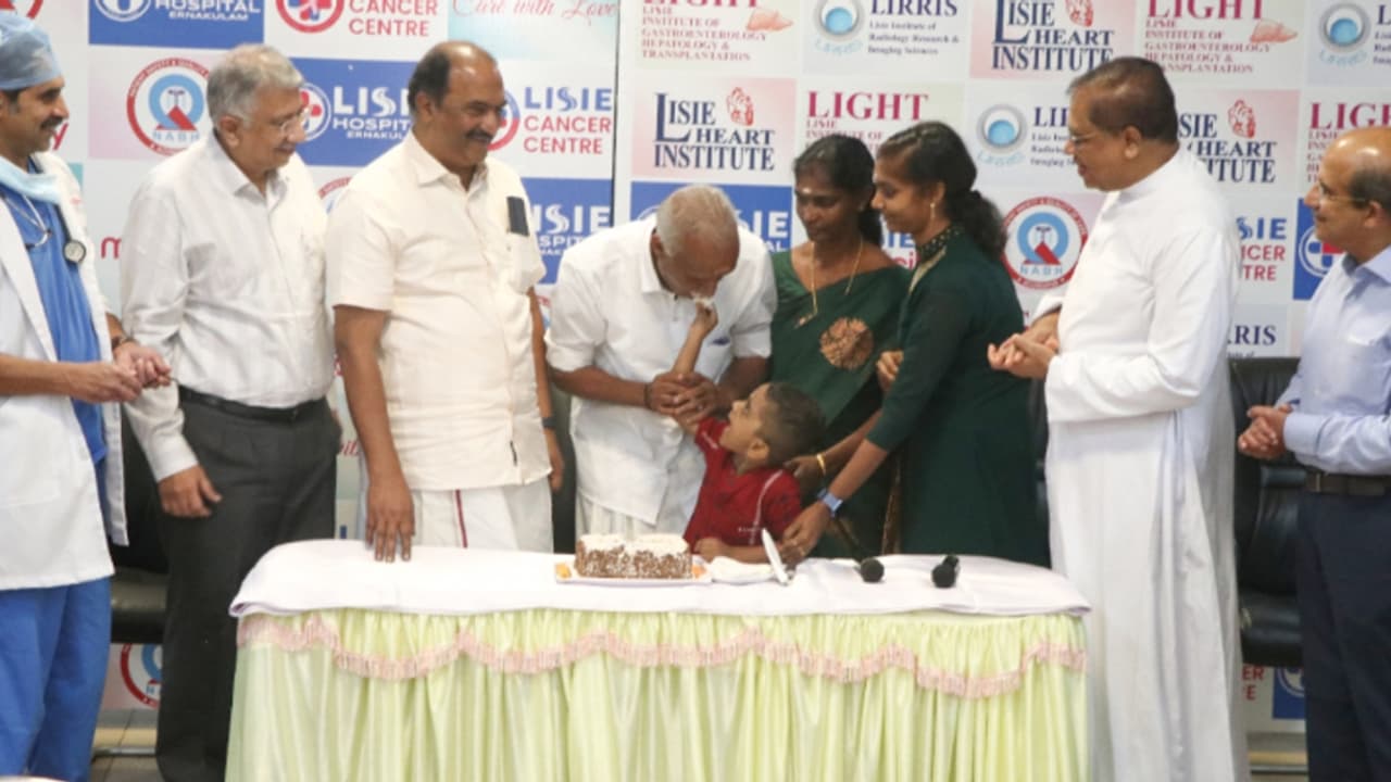 45 ാം വയസിൽ മാറ്റിവച്ചതാണ്, 10 വര്ഷമായി തോമസിന്റെ ഹൃദയം ശിവനില് മിടിക്കുന്നു; സന്തോഷ വേളയിൽ മന്ത്രിയും 45 ാം വയസിൽ മാറ്റിവച്ചതാണ്, 10 വര്ഷമായി തോമസിന്റെ ഹൃദയം ശിവനില് മിടിക്കുന്നു; സന്തോഷ വേളയിൽ മന്ത്രിയും