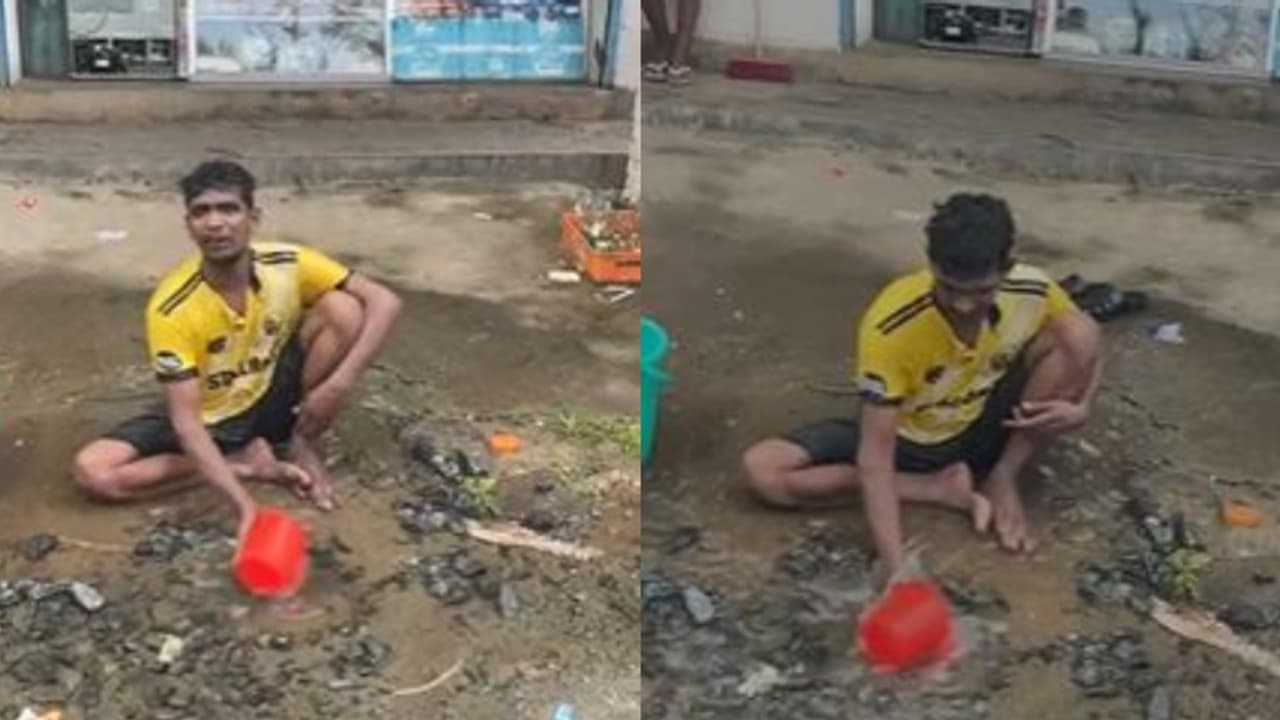 ഇയാളെന്താ നടുറോഡിൽ കുളിക്കുന്നത്? ചുമ്മാതല്ല കാര്യമുണ്ടെന്ന് ഷെഫീക്ക്, 'ഈ കുളിക്ക് കാരണം വാട്ടര് അതോറിറ്റി' ഇയാളെന്താ നടുറോഡിൽ കുളിക്കുന്നത്? ചുമ്മാതല്ല കാര്യമുണ്ടെന്ന് ഷെഫീക്ക്, 'ഈ കുളിക്ക് കാരണം വാട്ടര് അതോറിറ്റി'