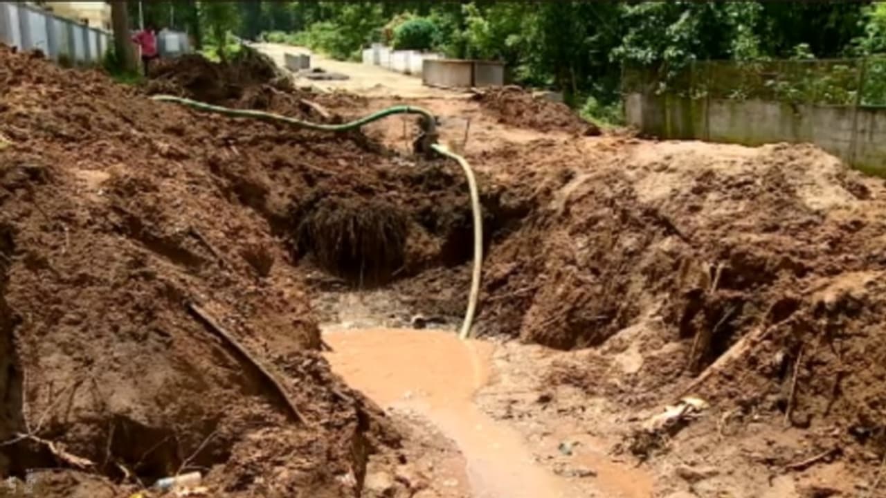 ഒന്നും നടക്കില്ലെങ്കിൽ റോഡ് പഴയതുപോലെയെങ്കിലും ആക്കണം; യാത്രക്കാരെ ദുരിതത്തിലാഴ്ത്തി റെയിൽവേ അടിപ്പാത നിർമാണം ഒന്നും നടക്കില്ലെങ്കിൽ റോഡ് പഴയതുപോലെയെങ്കിലും ആക്കണം; യാത്രക്കാരെ ദുരിതത്തിലാഴ്ത്തി റെയിൽവേ അടിപ്പാത നിർമാണം