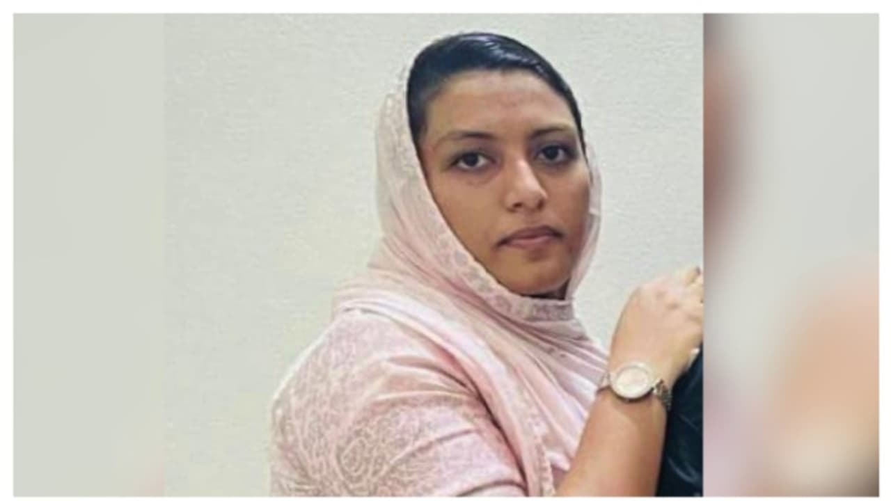 കോഴിക്കോട് കാറും സ്കൂട്ടറും കൂട്ടിയിടിച്ച് യുവതി മരിച്ചു; ഭർത്താവ് പരിക്കുകളോടെ ആശുപത്രിയിൽ 