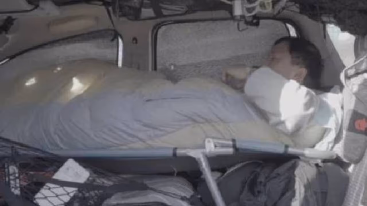 കാറ് വീടാക്കി വാടക ലാഭിച്ച് യുവാവ്, 500 കിലോമീറ്റർ ദൂരത്തുള്ള കാമുകിയെ കാണാൻ ആഴ്ചാവസാനം പോണം