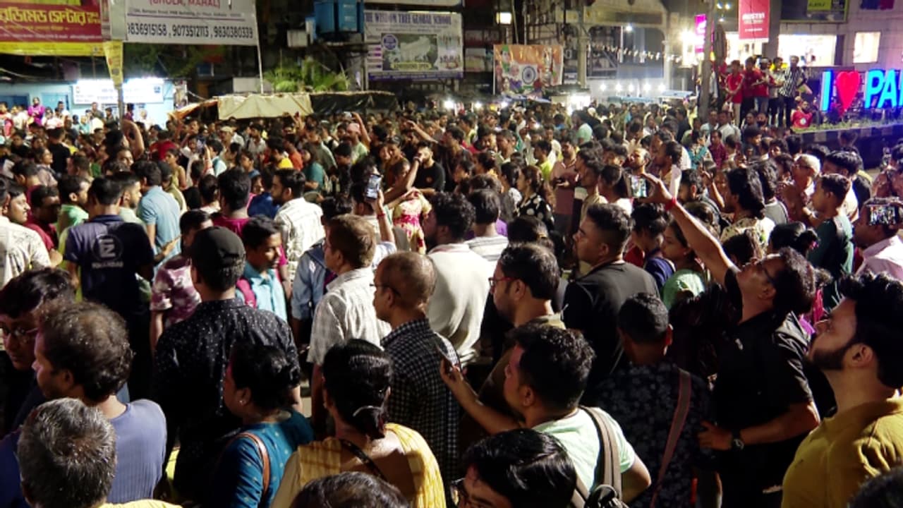 കൊൽക്കത്തയിൽ പ്രതിഷേധം ഇരമ്പുന്നു; രാത്രി വൈകിയും യുവാക്കൾ തെരുവിൽ സമരം ചെയ്തു; നഗരത്തിൽ വൻ ഗതാഗതക്കുരുക്ക്