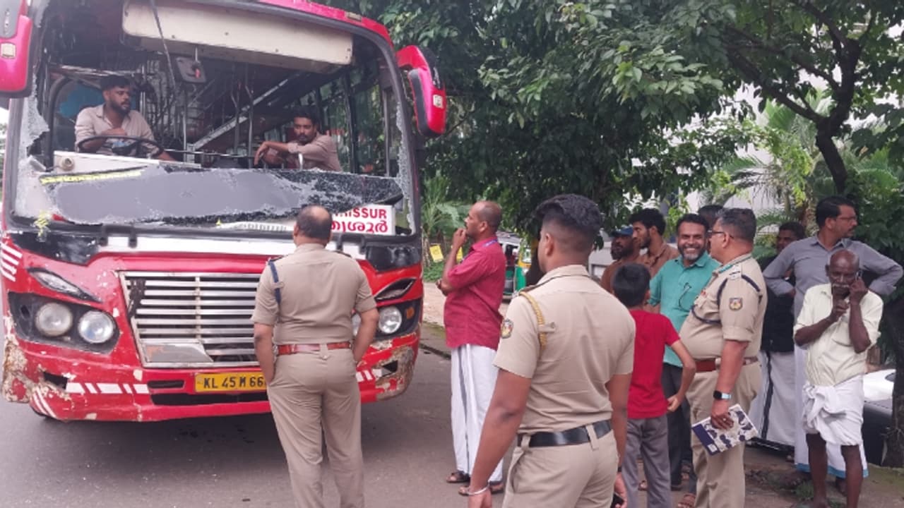 ബസിന്റെ ചില്ല് ഹെൽമെറ്റിന് എറിഞ്ഞ് തകർത്ത് ബൈക്ക് യാത്രികർ, ബസ് യാത്രക്കാർക്ക് പരിക്ക് 