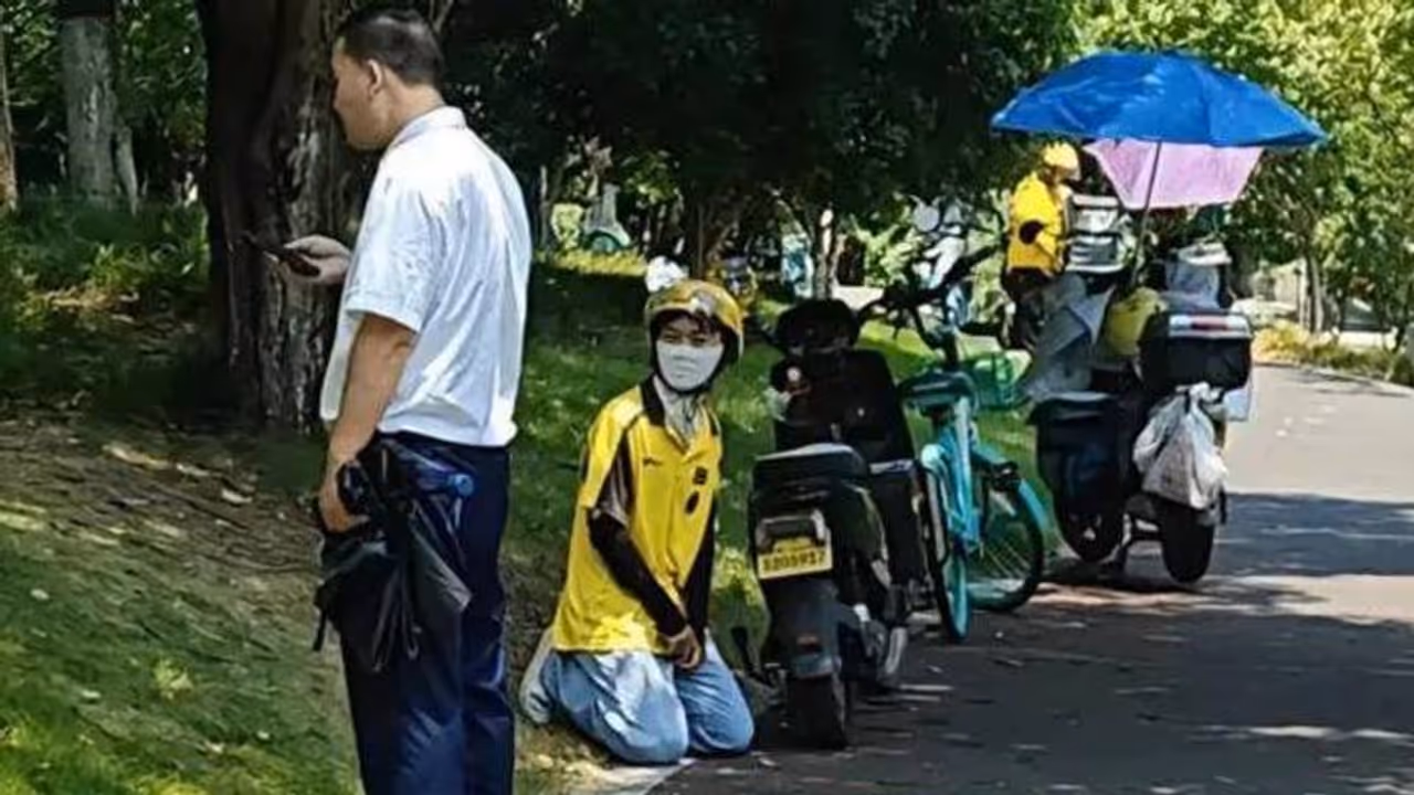 ഡെലിവറി ബോയിയെ മുട്ടുകുത്തിച്ചു മാപ്പ് പറയിച്ചു, ചൈനയിൽ വൻ പ്രതിഷേധം