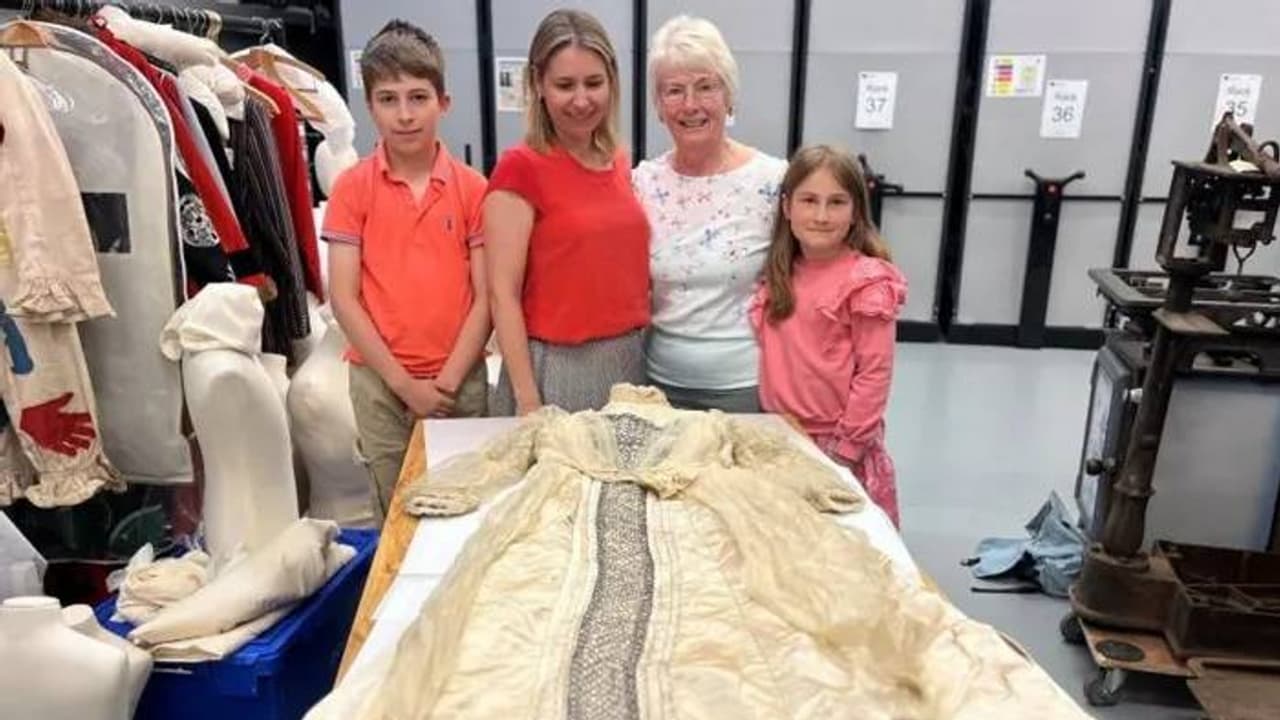 ഒരു നൂറ്റാണ്ട് മുമ്പ് 'മുതുമുതുമുത്തശ്ശി' ധരിച്ച വിവാഹവസ്ത്രം കണ്ട് കണ്ണ് നനഞ്ഞ് കുടുംബം ഒരു നൂറ്റാണ്ട് മുമ്പ് 'മുതുമുതുമുത്തശ്ശി' ധരിച്ച വിവാഹവസ്ത്രം കണ്ട് കണ്ണ് നനഞ്ഞ് കുടുംബം