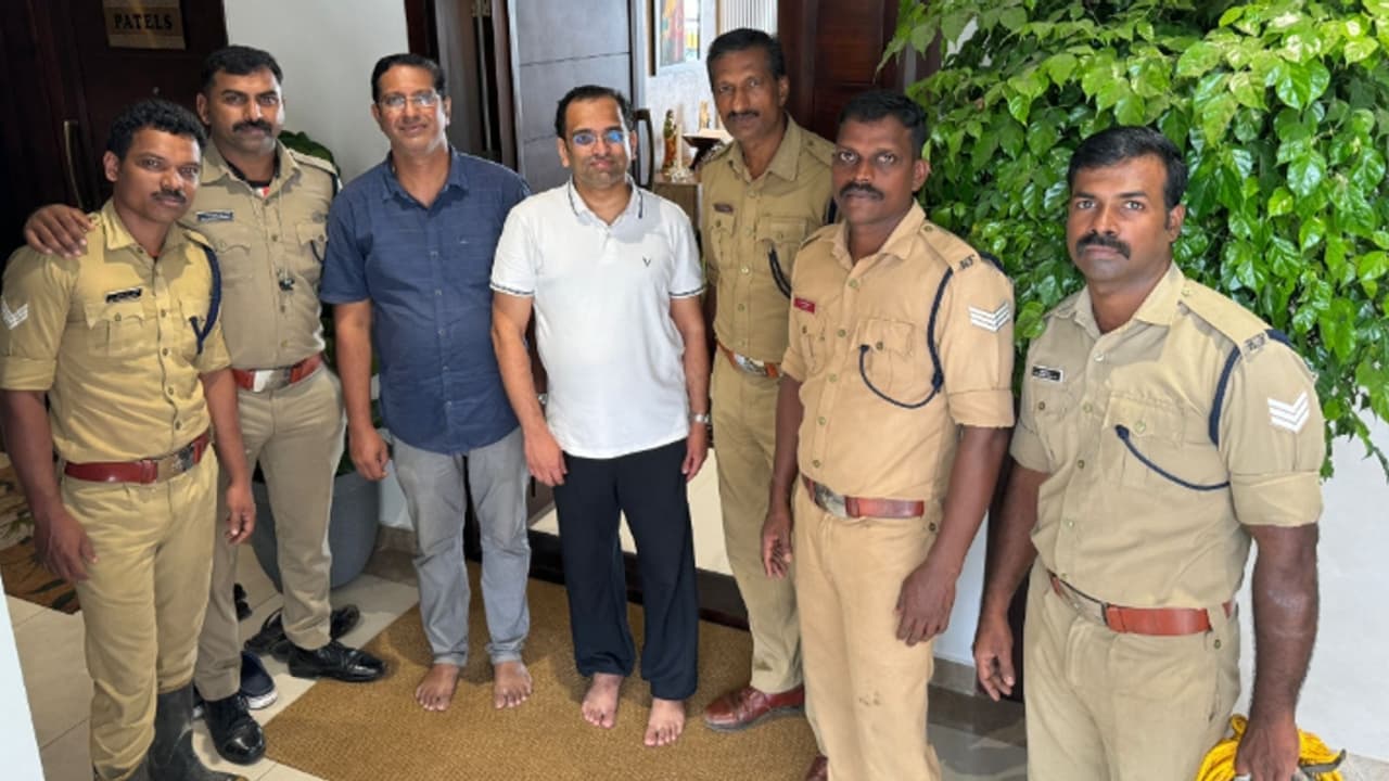 പാലുകാച്ചൽ ചടങ്ങിന് മുൻപ് പണി കൊടുത്ത് ഓട്ടോമാറ്റിക് ഡോർ, രക്ഷകരായി അഗ്നിരക്ഷാസേന