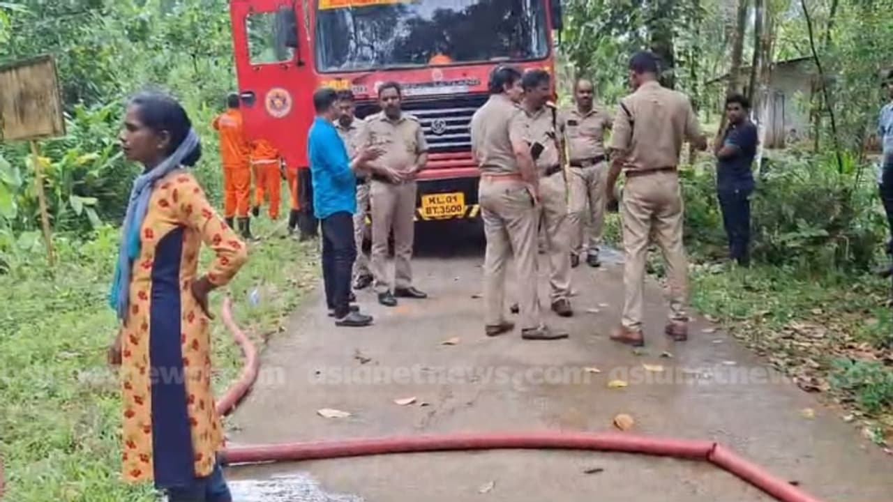 കോതമംഗലത്ത് വന്യമൃഗ ശല്യം ശാശ്വത പരിഹാരം തേടി യുവാവ് ദേഹത്ത് പെട്രോളൊഴിച്ചു; ആത്മഹത്യാ ഭീഷണി മുഴക്കുന്നു കോതമംഗലത്ത് വന്യമൃഗ ശല്യം ശാശ്വത പരിഹാരം തേടി യുവാവ് ദേഹത്ത് പെട്രോളൊഴിച്ചു; ആത്മഹത്യാ ഭീഷണി മുഴക്കുന്നു