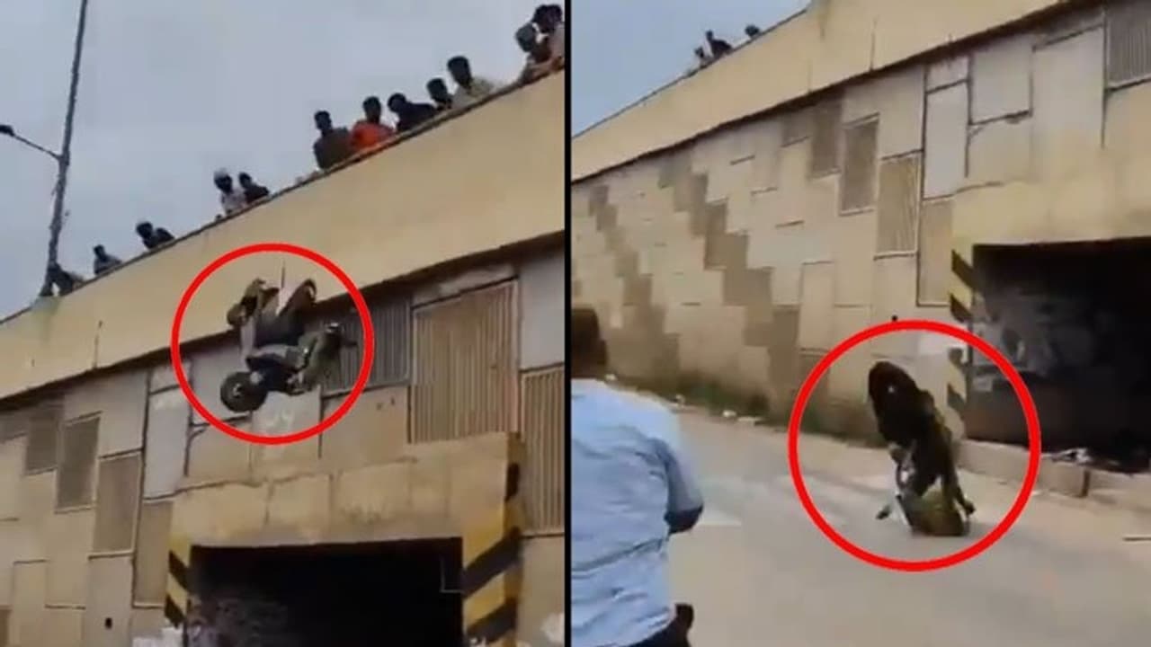 அடிச்சுத் தூக்கு! வீலிங் செய்தவர்களின் பைக்கை தூக்கி விசிய பொதுமக்கள்! வைரல் வீடியோ!! அடிச்சுத் தூக்கு! வீலிங் செய்தவர்களின் பைக்கை தூக்கி விசிய பொதுமக்கள்! வைரல் வீடியோ!!